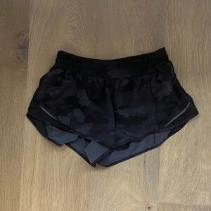 LULULEMON CAMO 2.5” HOTTIE HOT SHORTS